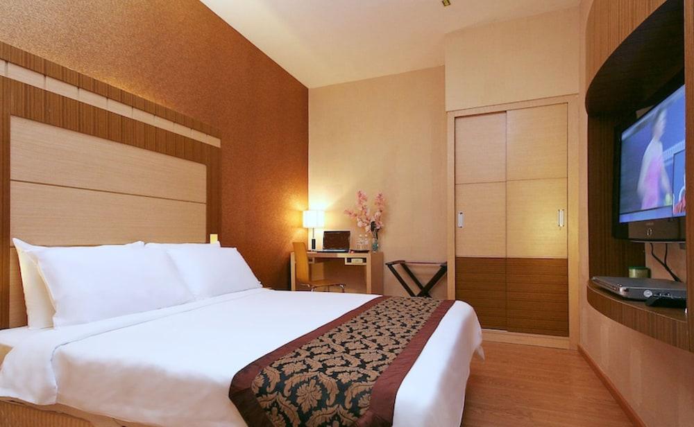 Courtyard Hotel 1Borneo Kota Kinabalu Exterior photo