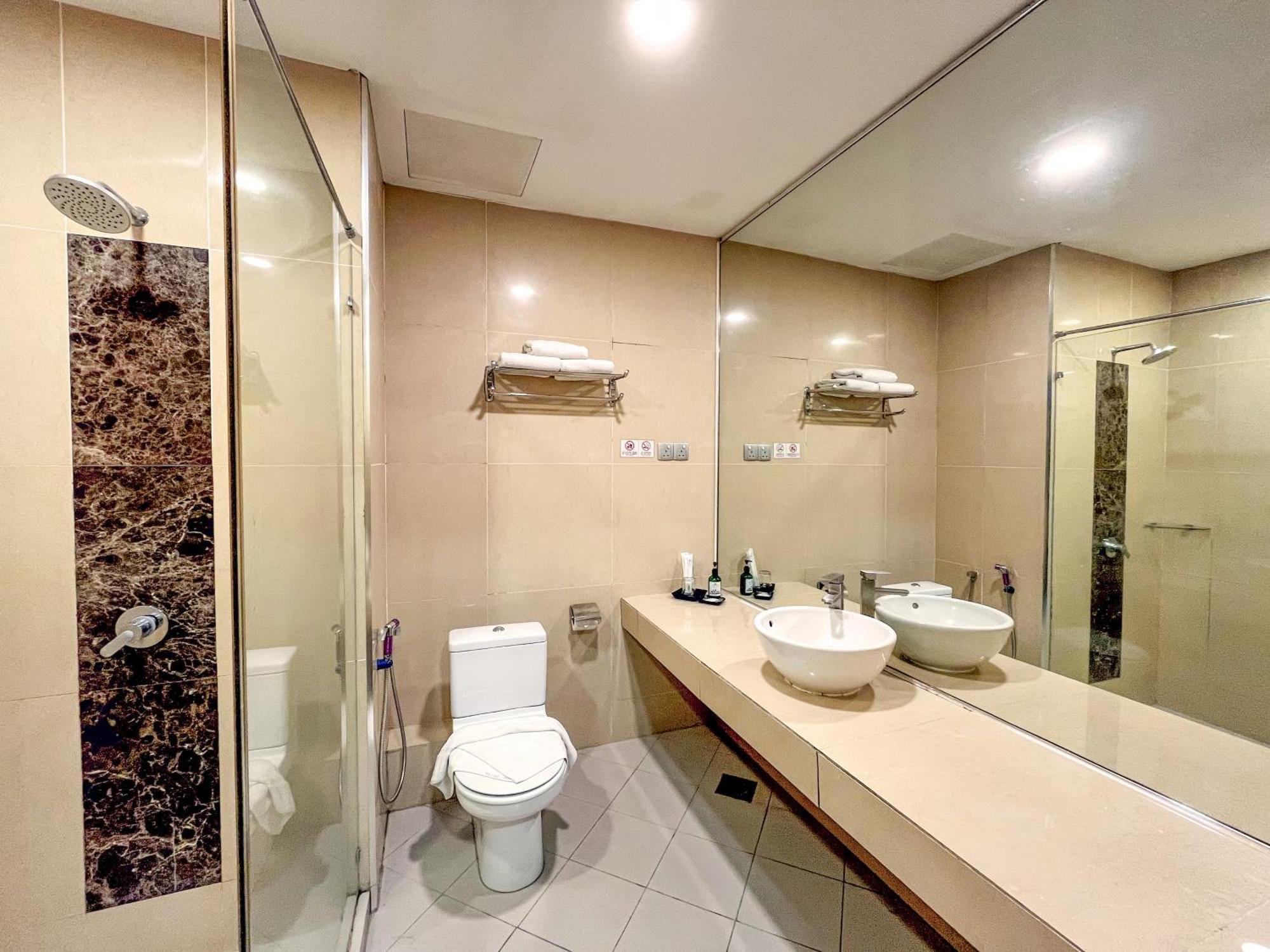 Courtyard Hotel 1Borneo Kota Kinabalu Exterior photo