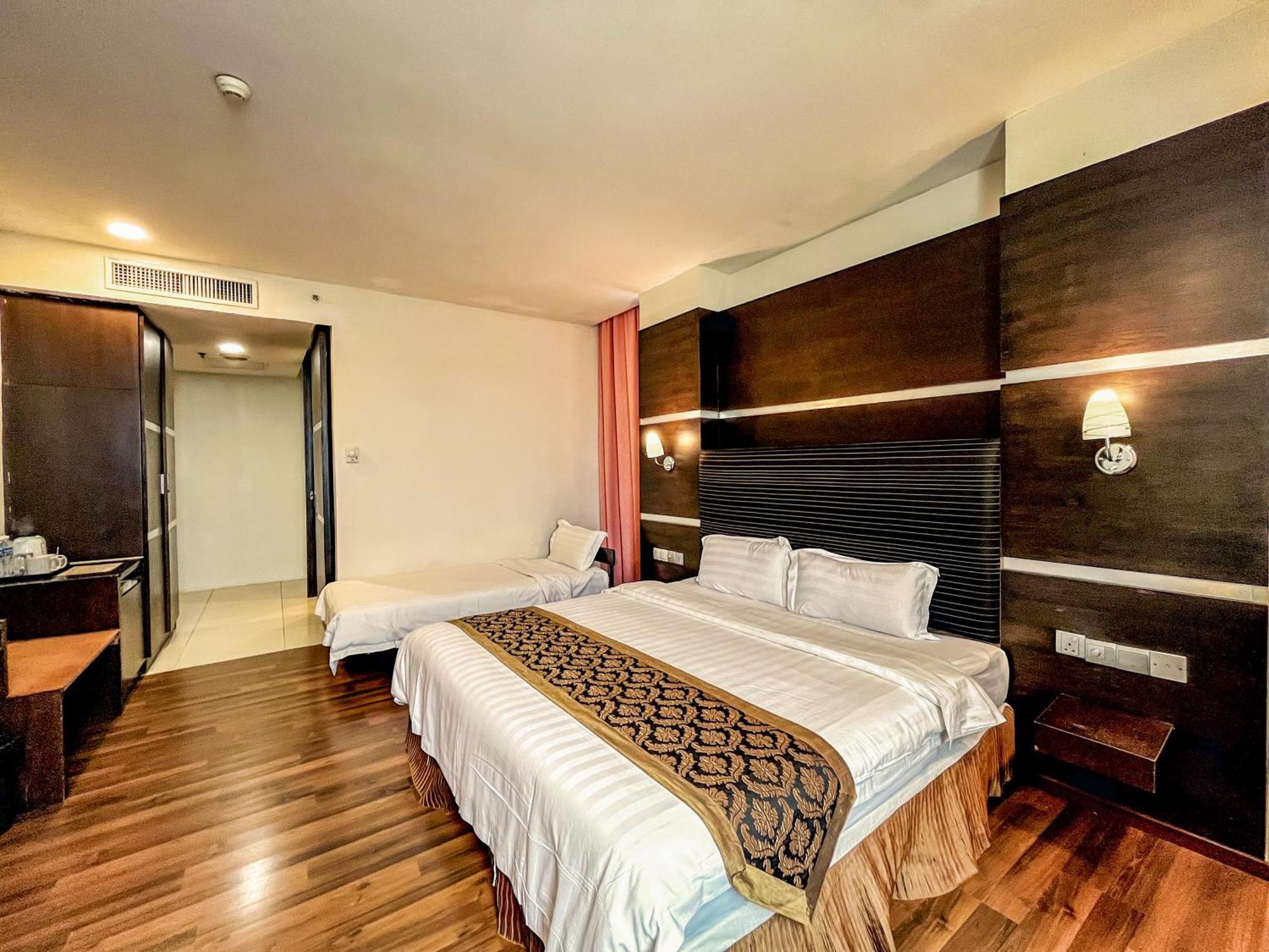 Courtyard Hotel 1Borneo Kota Kinabalu Exterior photo