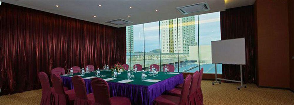 Courtyard Hotel 1Borneo Kota Kinabalu Exterior photo